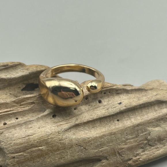 Elegant Gold-Tone Dome Statement Women's Ring -Everyday Elegance-Gift - Picture 2 of 5